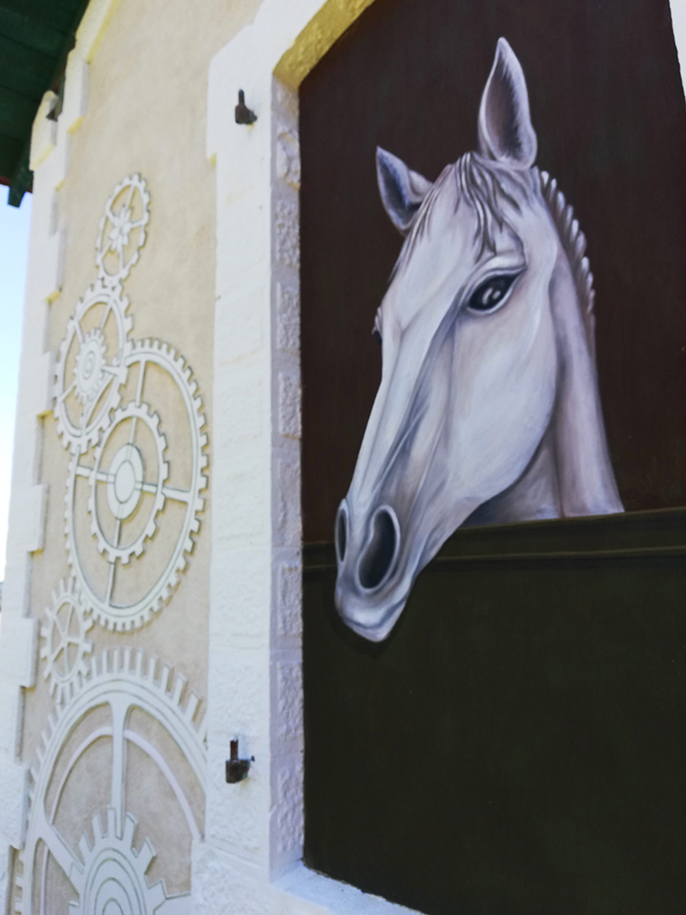Sophie Canillac muralistes.art gare de tramway d’artigueloutan trompe l’oeil cheval sgraffito chaux