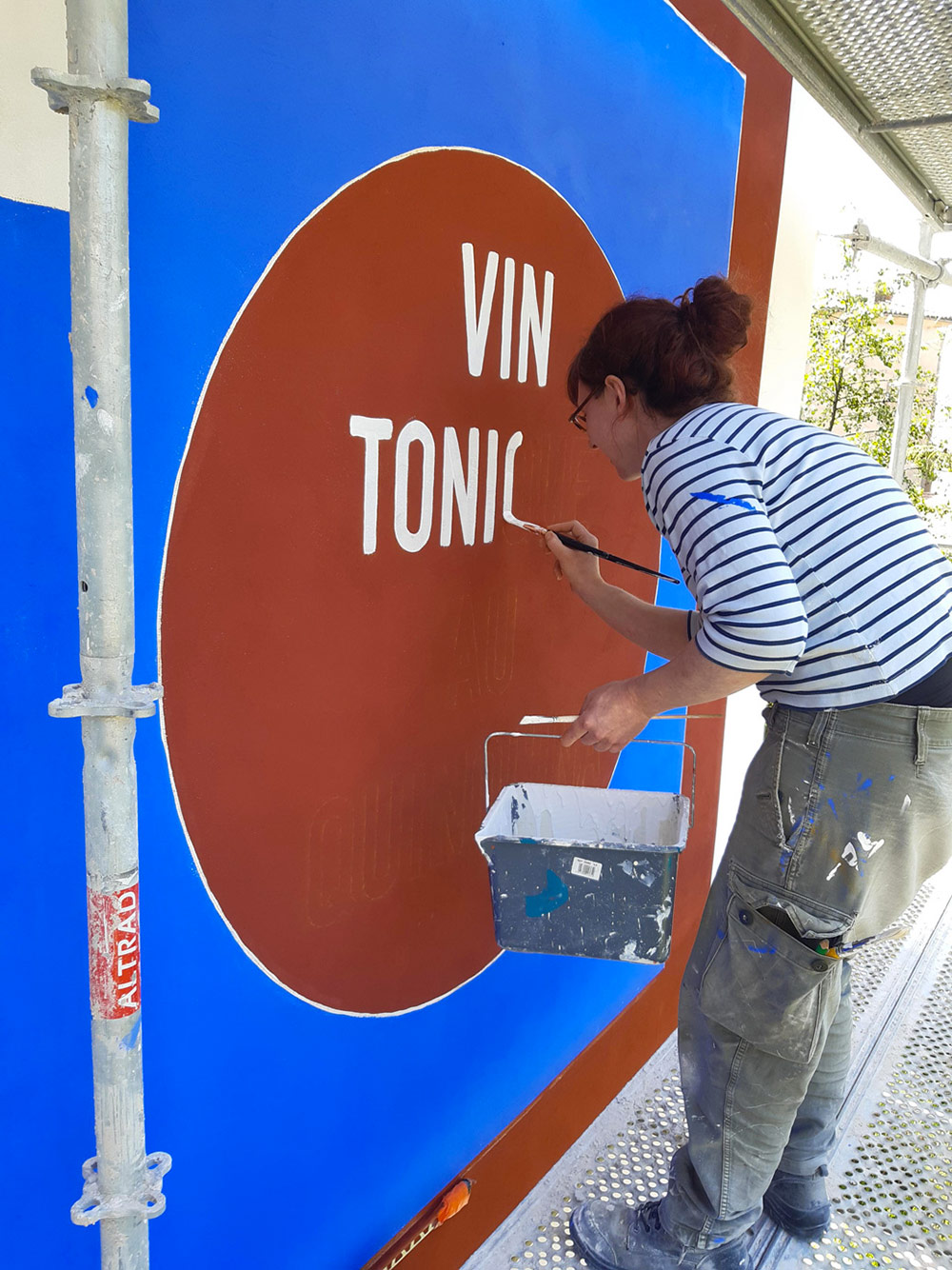 Sophie Canillac muralistes.art Restitution d’une publicité vintage Dubonnet peinte sur une façade à Lunas Hérault 