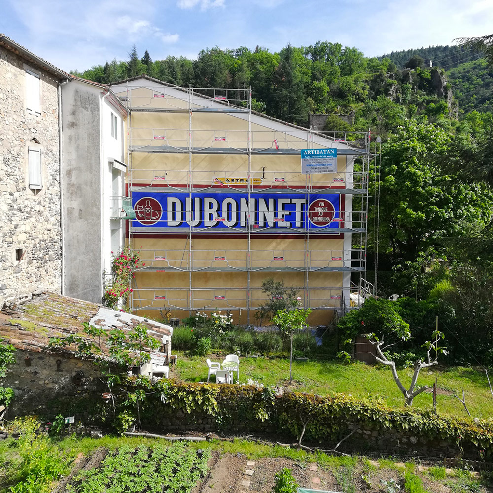 Sophie Canillac muralistes.art restitution d’une publicité vintage Dubonnet peinte sur une façade à Lunas Hérault 