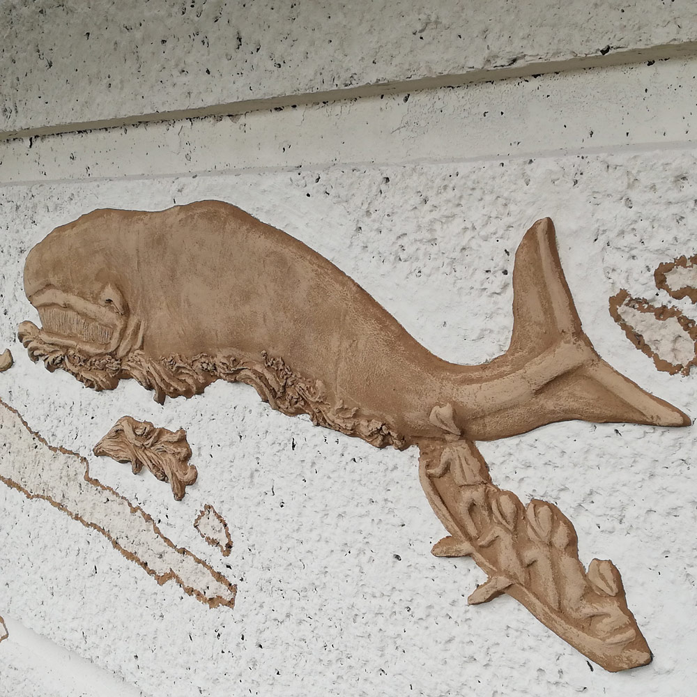 Sophie Canillac muralistes.art Décor mural du rond point de Saint Palais achevé - baleine et baleiniers